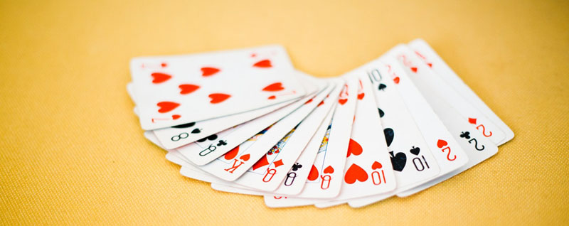 kortspel med spelkort utspridda på ett bord